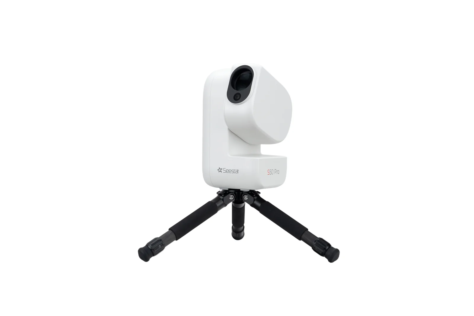 Telescopio inteligente Seestar S50 Pro blanco sobre su trípode, visto en ángulo
