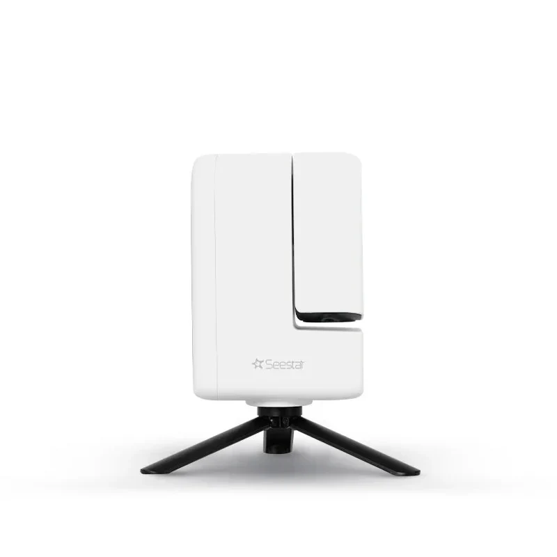 Telescopio inteligente Seestar S30 blanco montado sobre su trípode de sobremesa