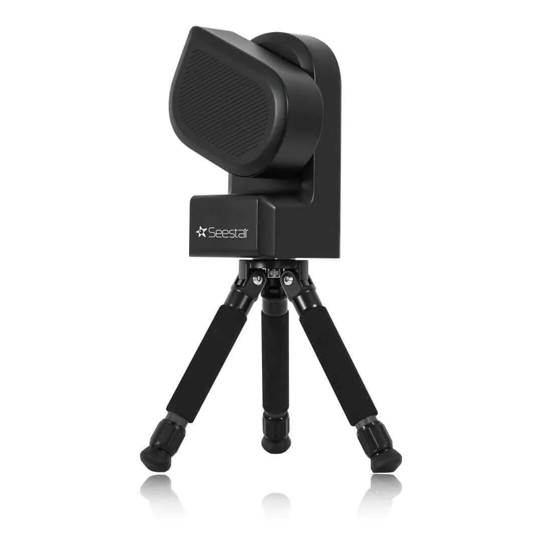 Telescopio inteligente Seestar S50 negro montado sobre trípode