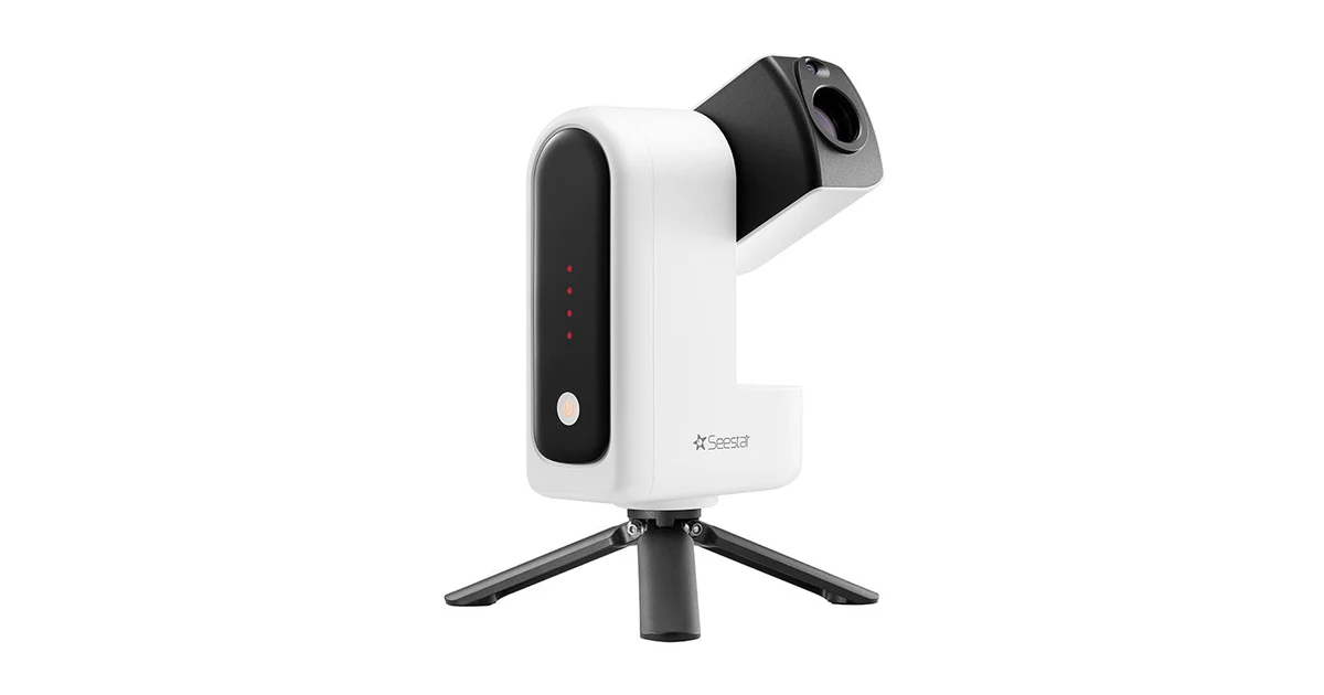 Telescopio inteligente Seestar S30 Pro blanco con el tubo elevado sobre su trípode de sobremesa, imagen oficial de producto