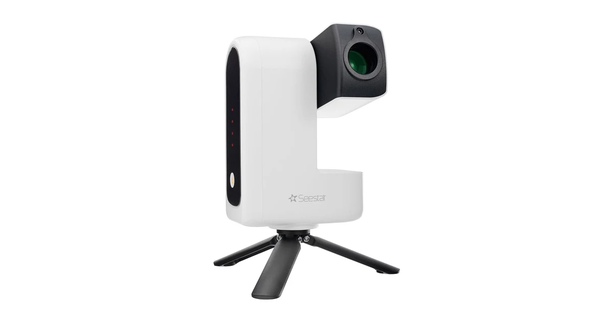 Telescopio inteligente Seestar S30 blanco sobre su trípode de sobremesa, visto de lado, imagen oficial de producto