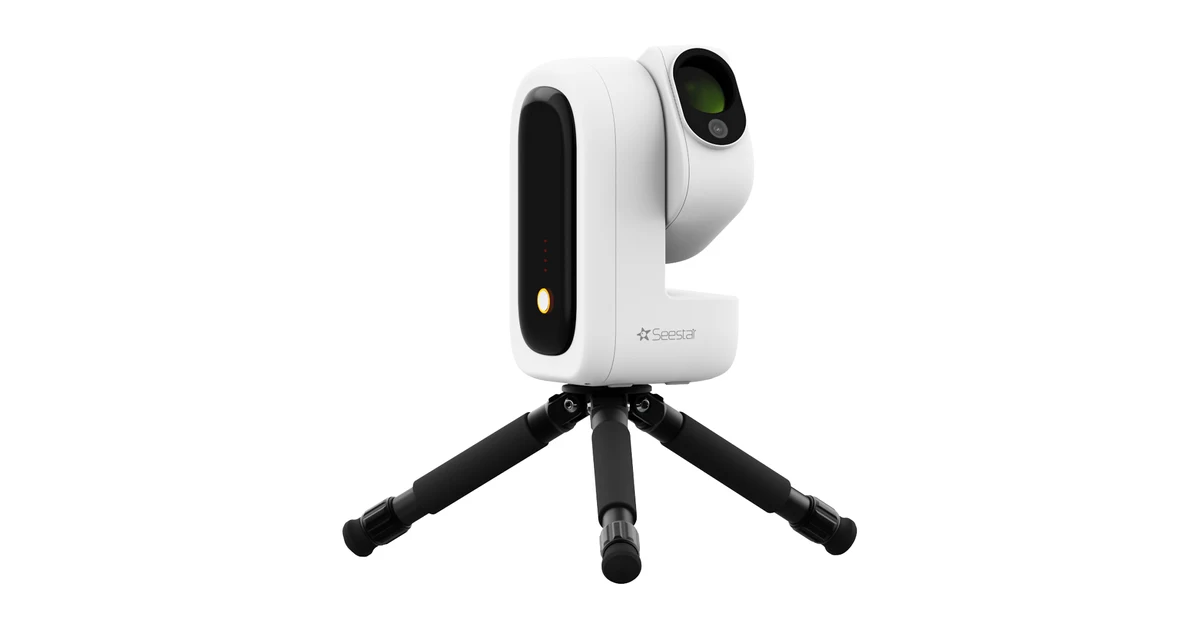 Telescopio inteligente Seestar S50 Pro blanco montado sobre su trípode, imagen oficial de producto