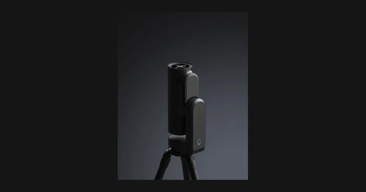Telescopio inteligente Unistellar Odyssey negro y gris montado sobre su trípode, imagen oficial de producto