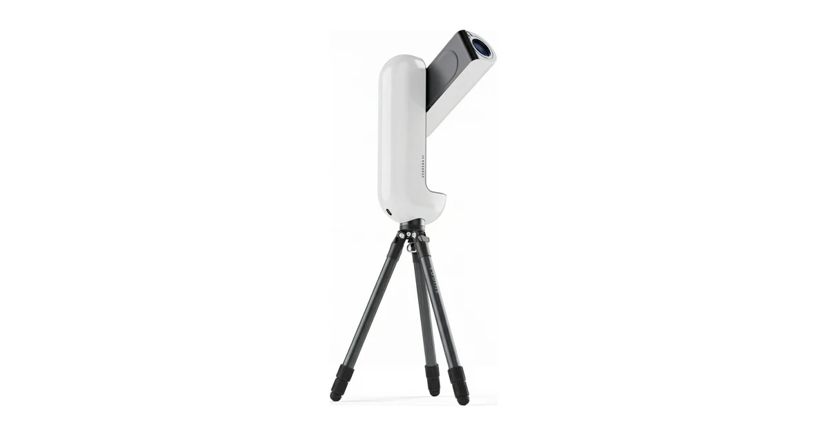 Telescopio inteligente Vaonis Vespera 3 blanco montado sobre su trípode alto, imagen oficial de producto